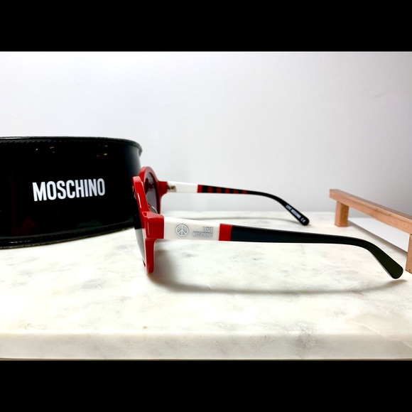 *SOLD* Moschino Love round sunglasses with case - Picture 5 of 6